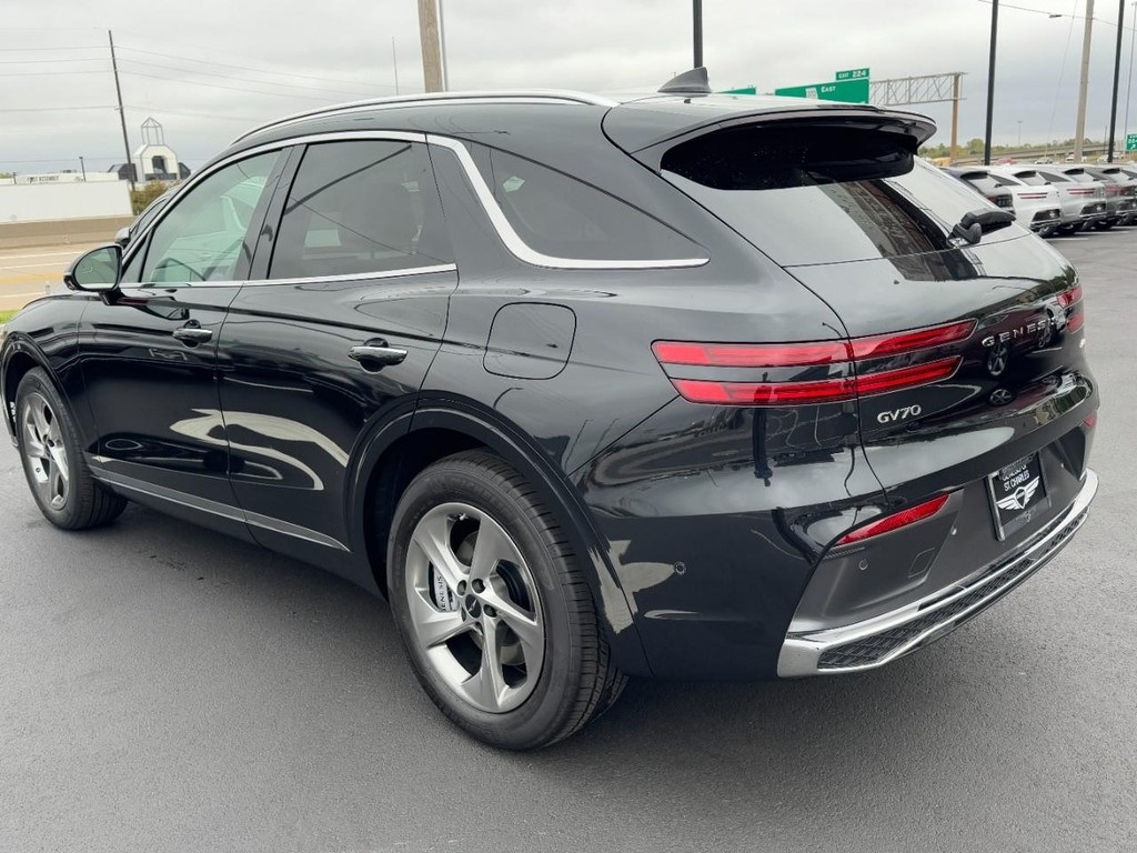 2026 Genesis GV70 2.5T Advanced photo 3