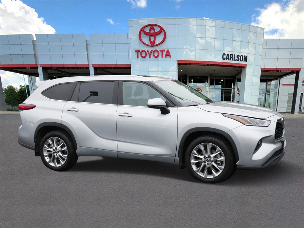 Used 2022 Toyota Highlander Limited with VIN 5TDDZRBH8NS186163 for sale in Minneapolis, Minnesota