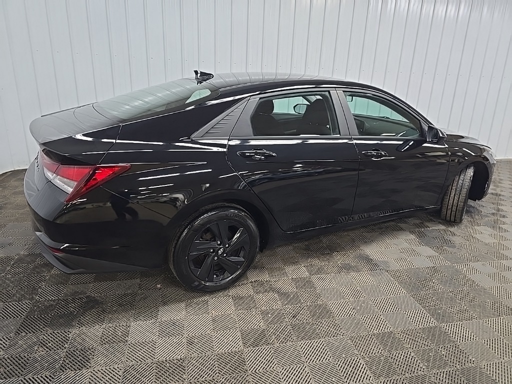 2023 Hyundai Elantra SEL photo 3