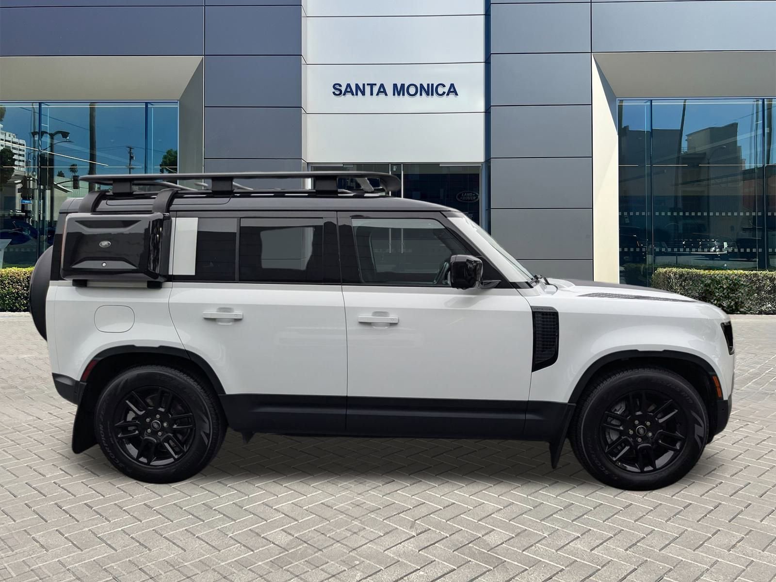 2024 Land Rover Defender S photo 2