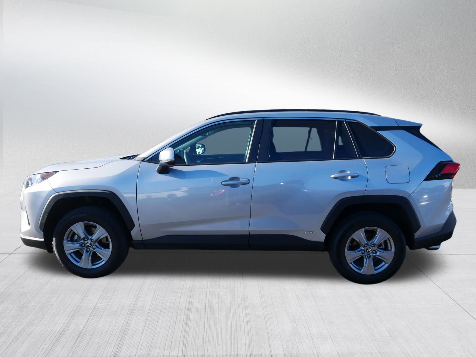 2022 Toyota RAV4 Hybrid LE photo 3