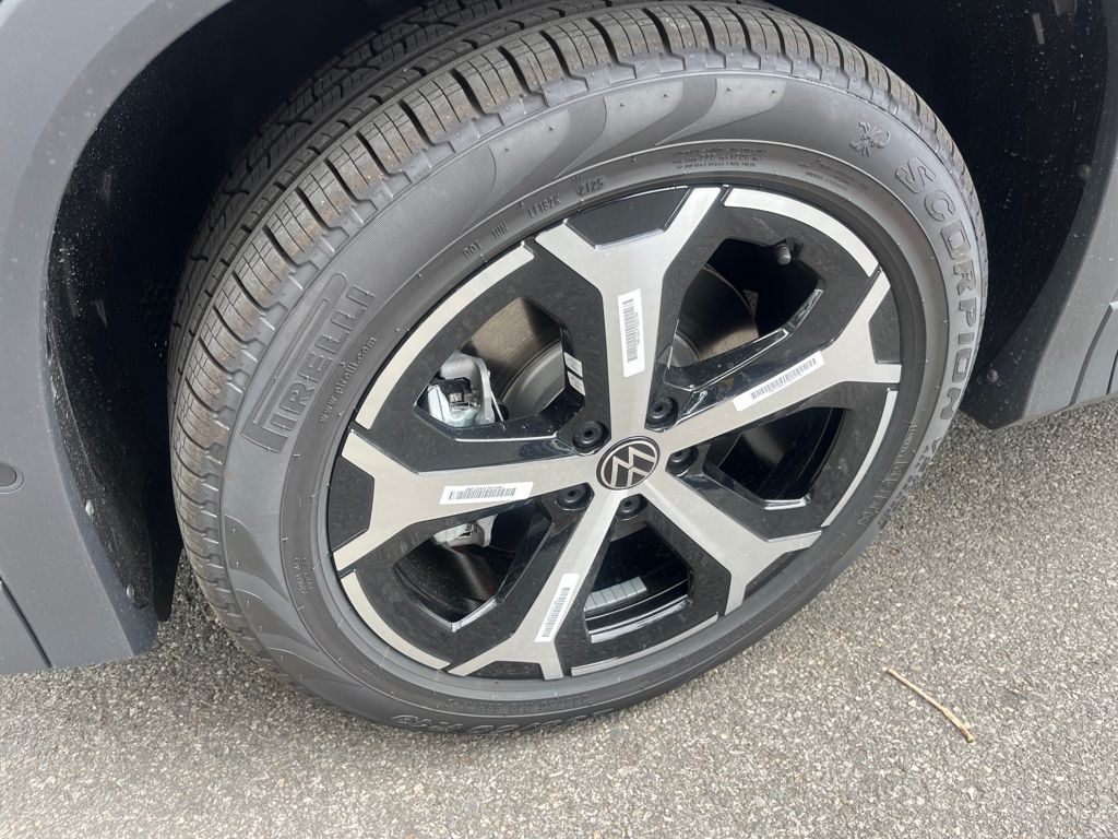 2025 Volkswagen Tiguan SE photo 2