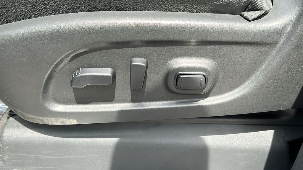 2021 Nissan Titan SL photo 11