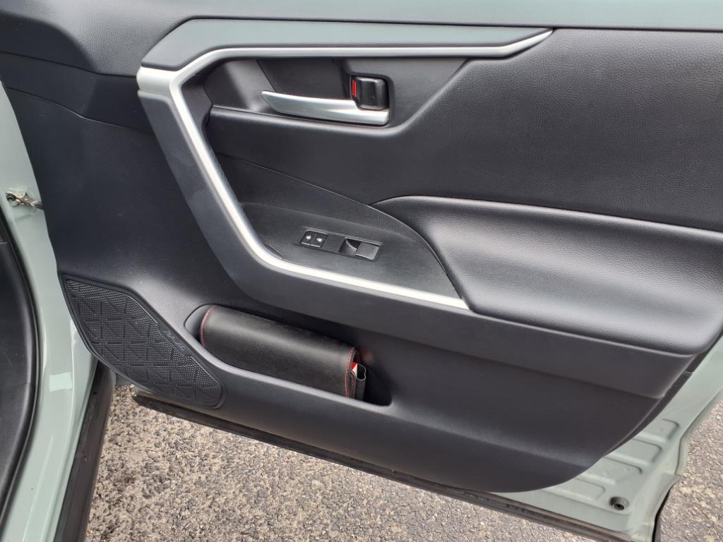 2019 Toyota RAV4 Hybrid XLE photo 4