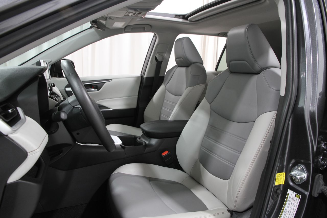 2022 Toyota RAV4 XLE Premium photo 5