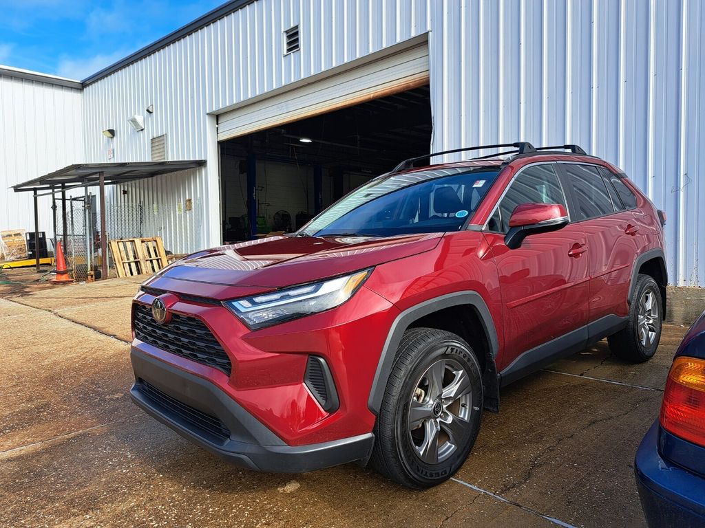 2024 Toyota RAV4 XLE's photo