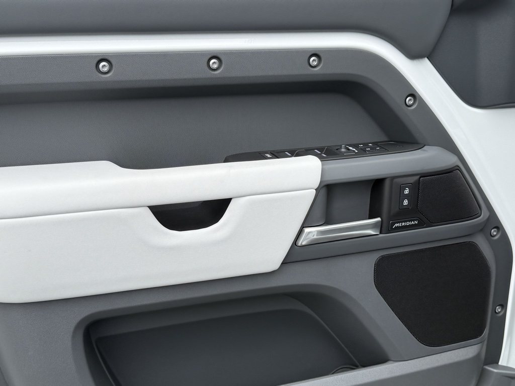 2025 Land Rover Defender 110 S photo 7