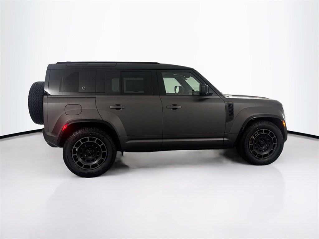 2026 Land Rover Defender 110 photo 4