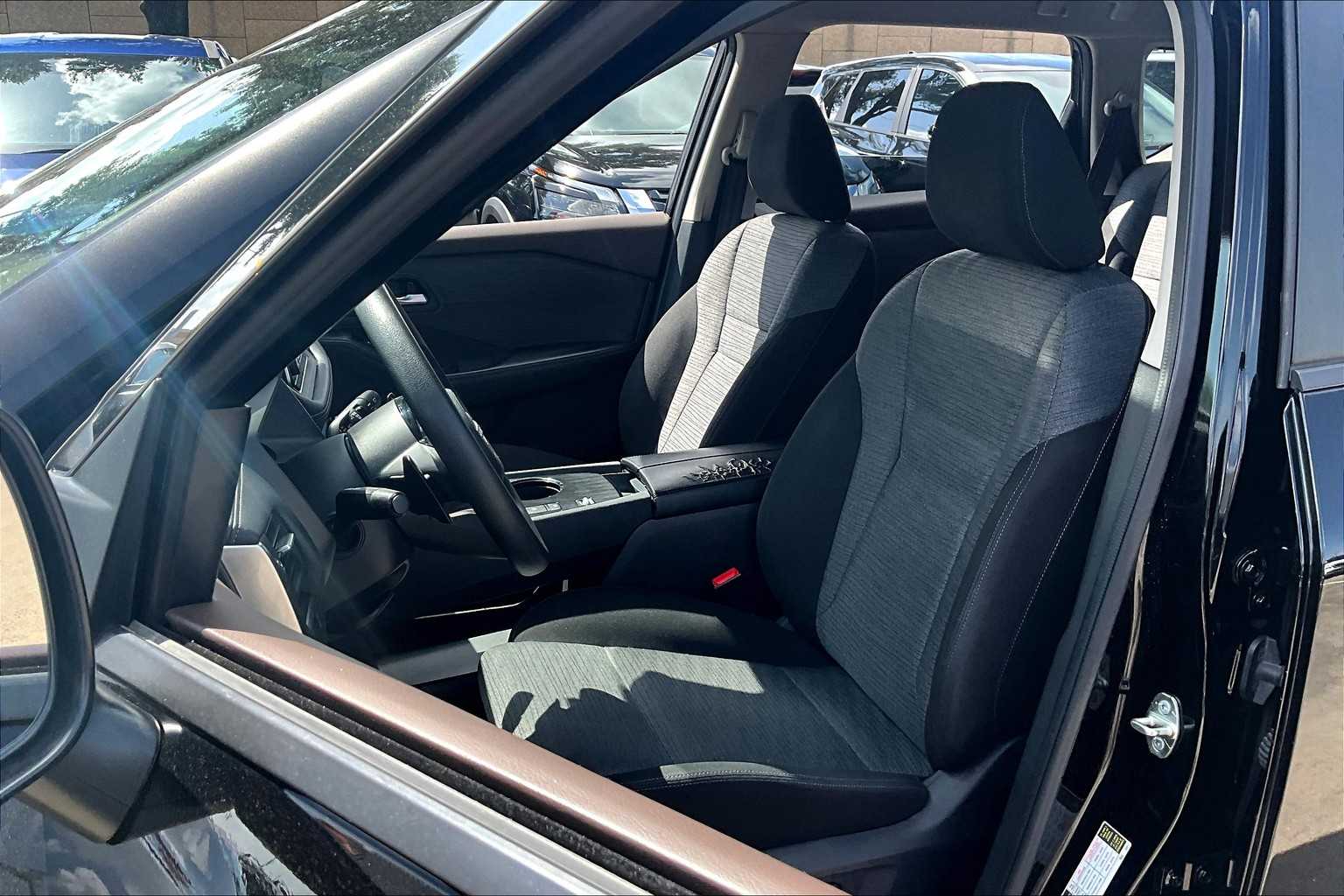 2023 Nissan Rogue SV photo 7