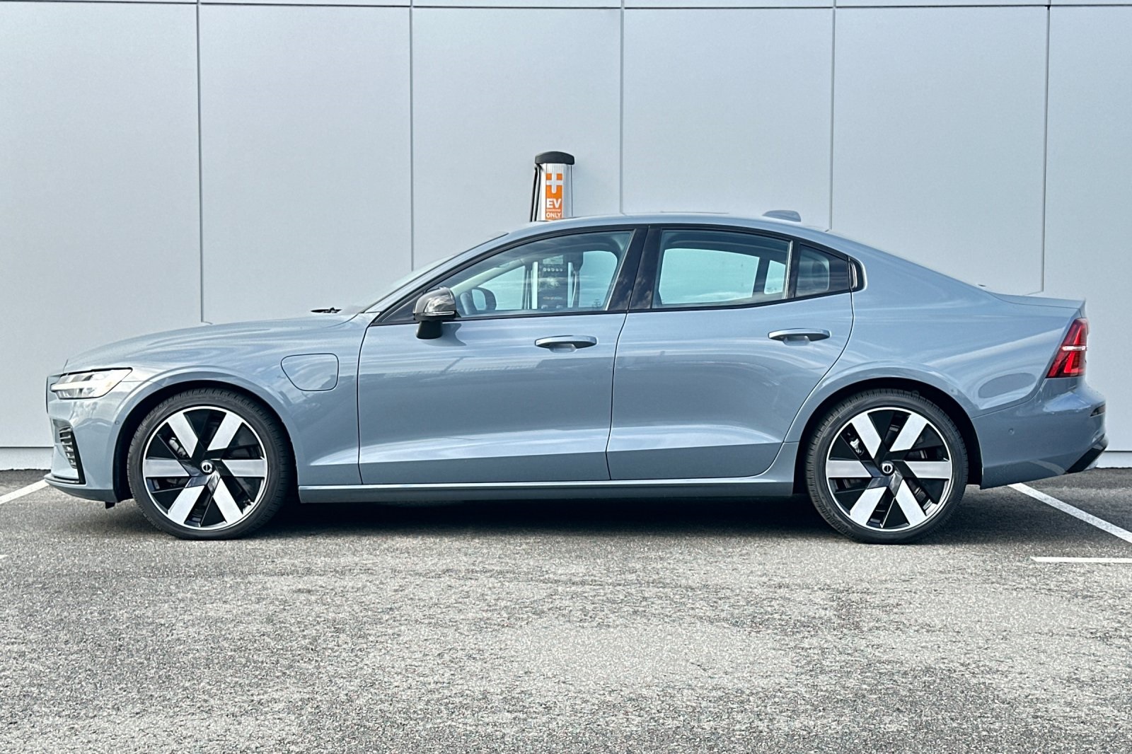 2023 Volvo S60 Recharge T8 Plus photo 3