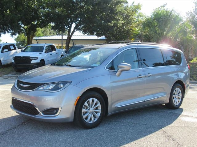 2017 Chrysler Pacifica Touring L photo 3