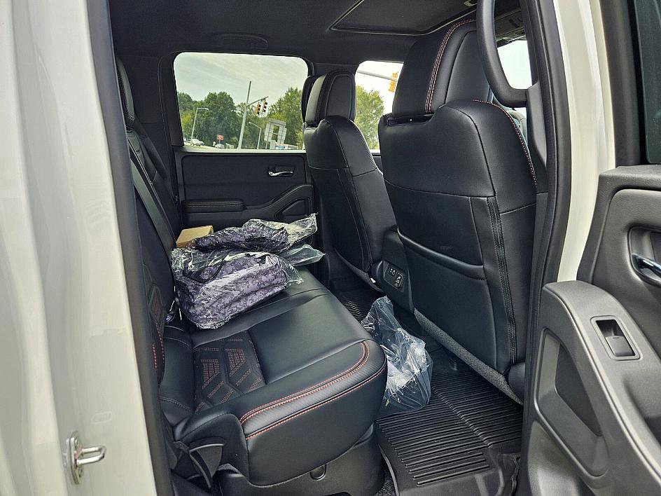 2025 Nissan Frontier Crew Cab PRO-4X photo 12