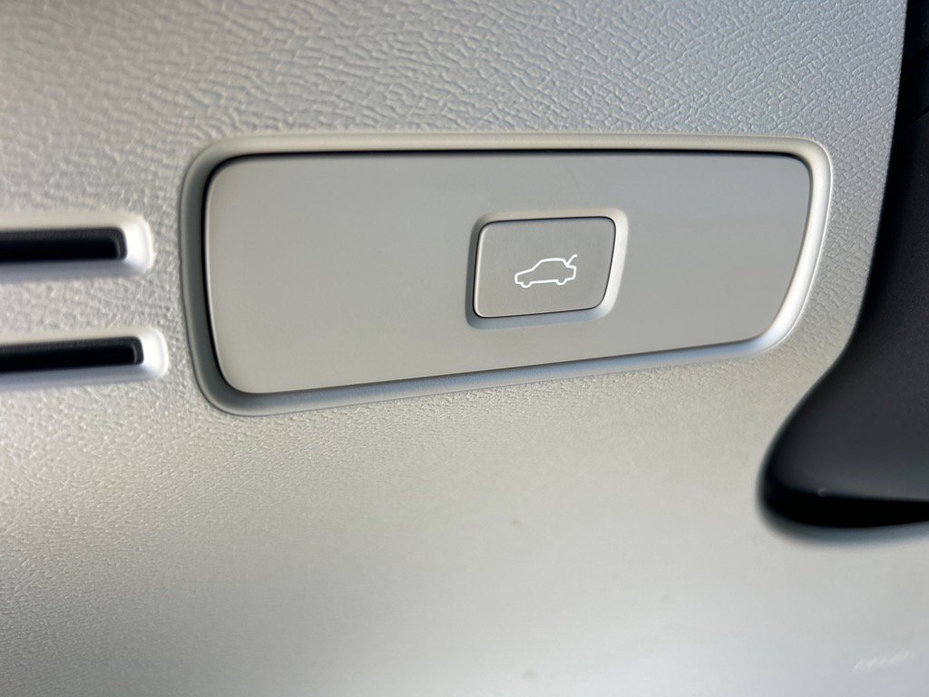 2023 Volvo XC40 Plus photo 17