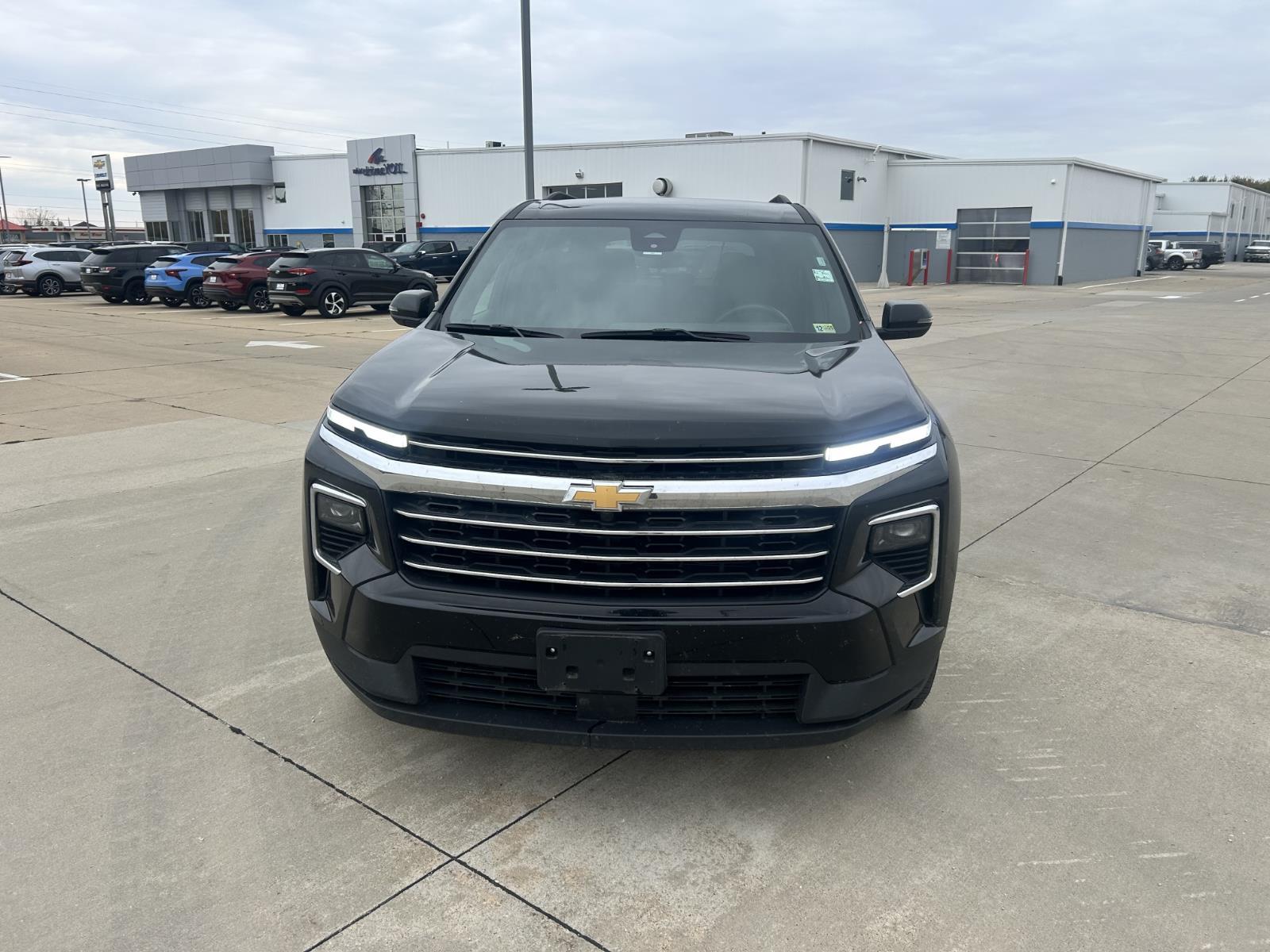 2025 Chevrolet Traverse photo 2