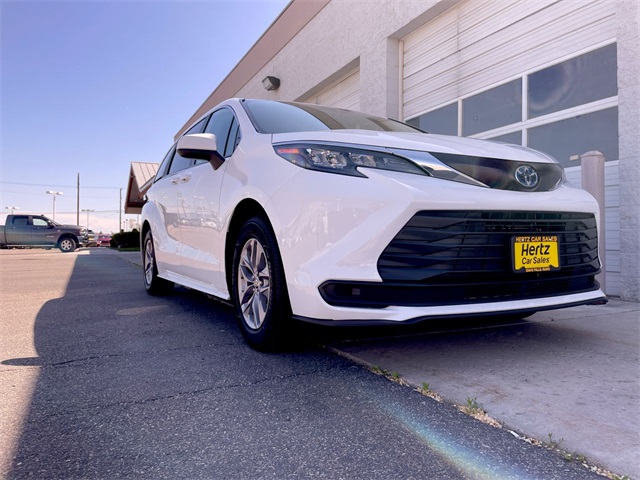 2024 Toyota Sienna LE photo 2