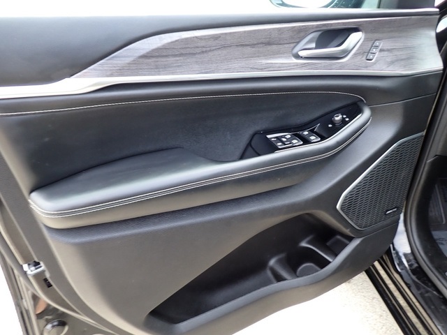 2023 Jeep Grand Cherokee Overland photo 18