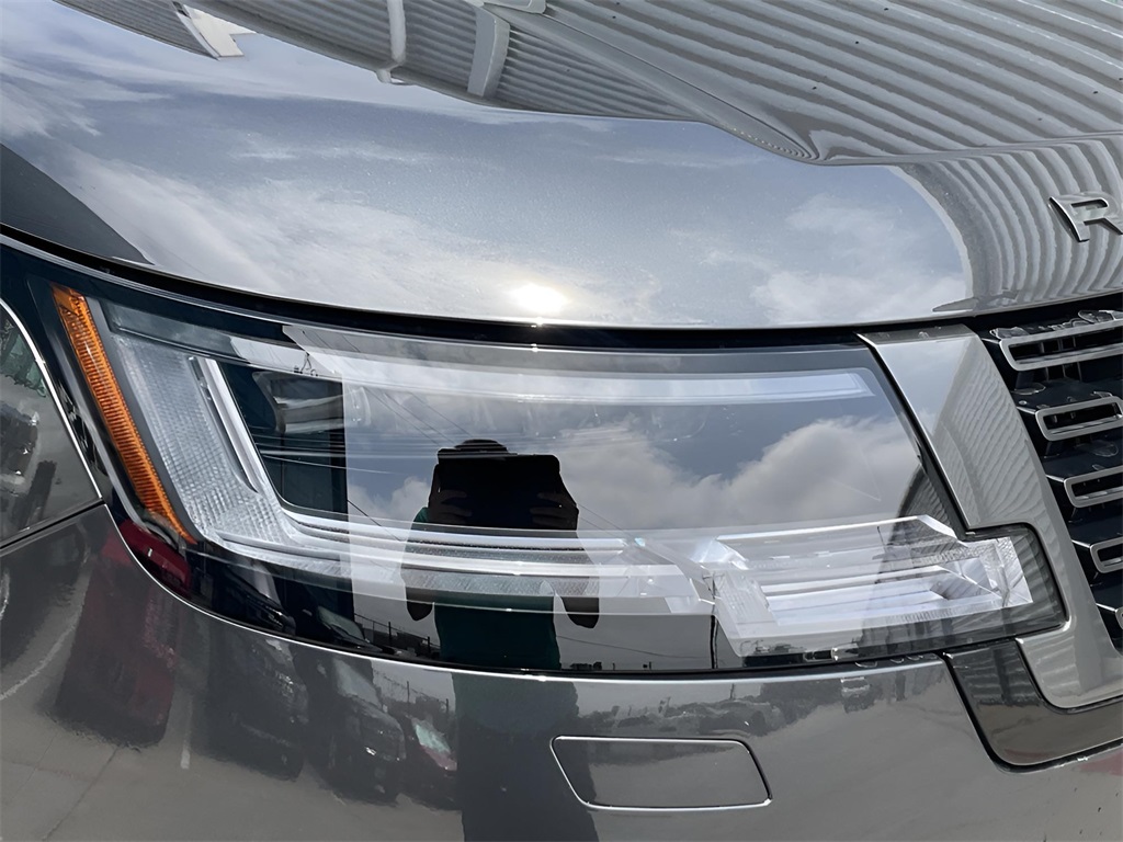 2025 Land Rover Range Rover SE photo 8