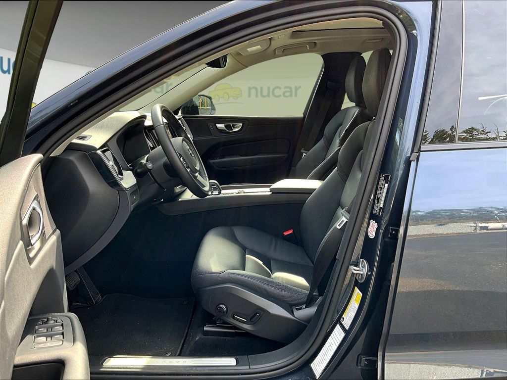 2025 Volvo XC60 B5 Plus photo 12