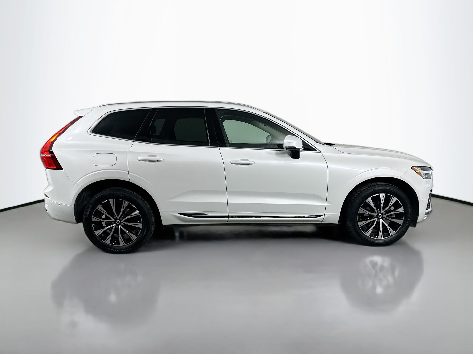 2023 Volvo XC60 B5 Plus photo 4