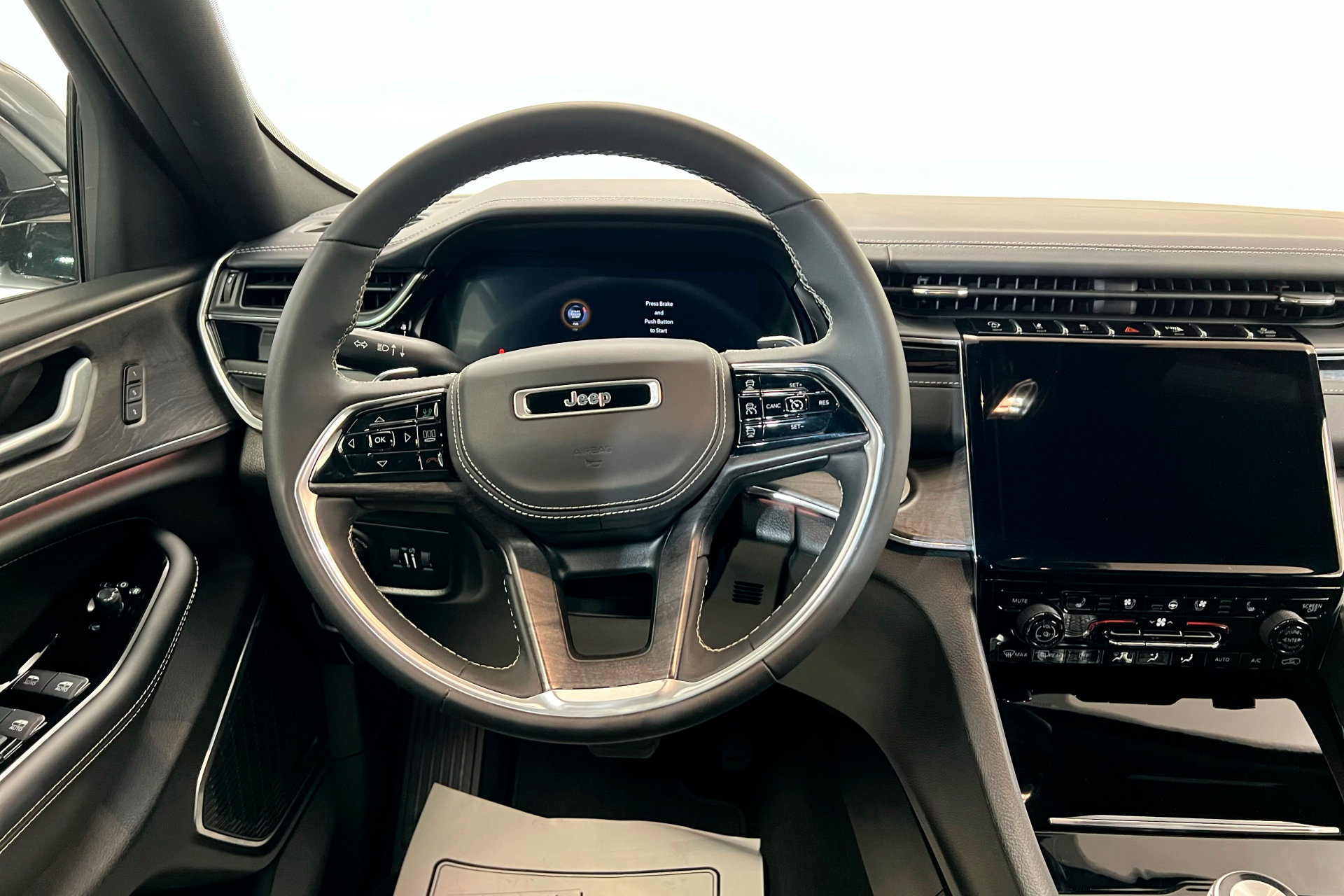 2023 Jeep Grand Cherokee Overland photo 12