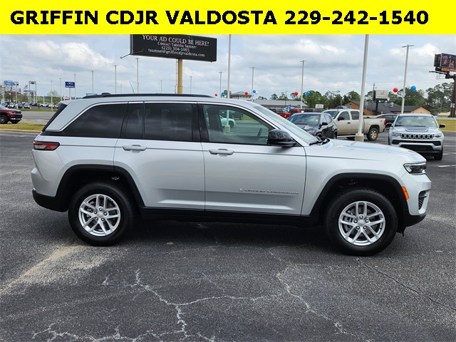 2025 Jeep Grand Cherokee Laredo X photo 3