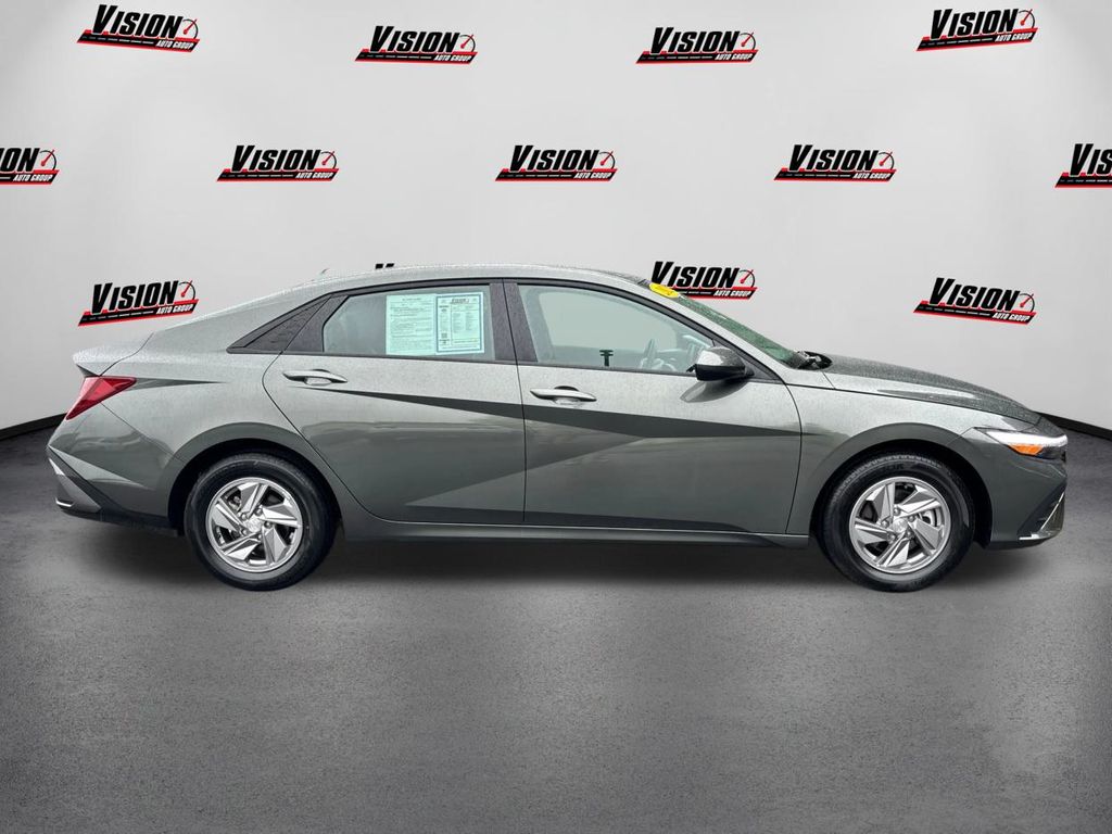 2025 Hyundai Elantra SE photo 2