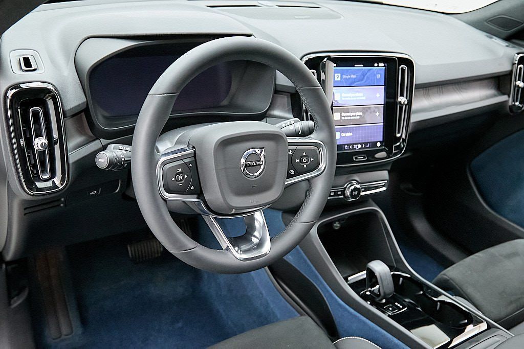 2023 VOLVO XC40 - Image 13