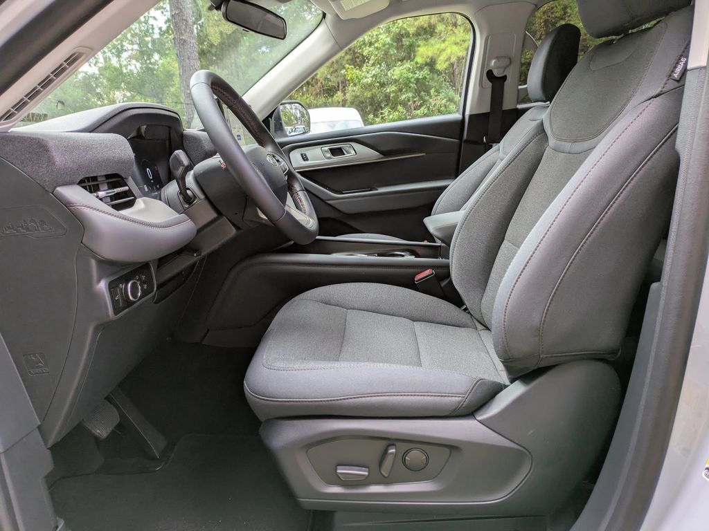 2025 Ford Explorer photo 22