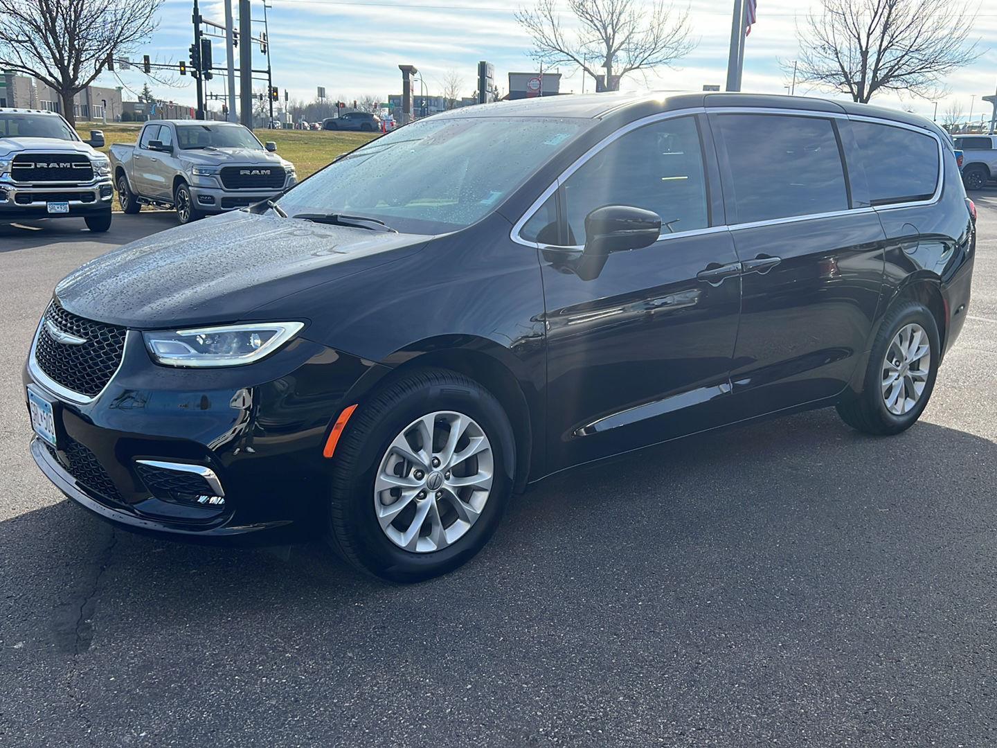 2025 Chrysler Pacifica Select's photo
