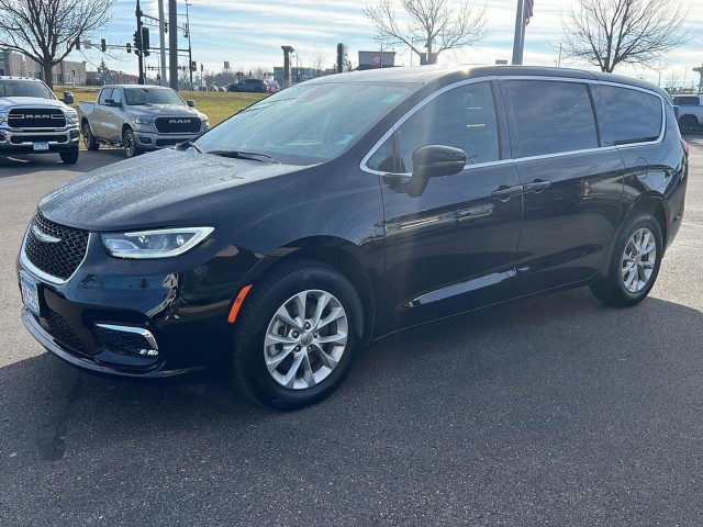 2025 Chrysler Pacifica Select's photo