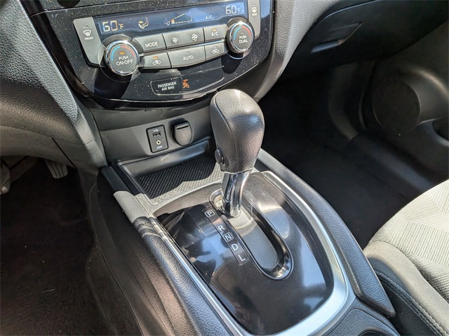 2016 Nissan Rogue SV photo 19