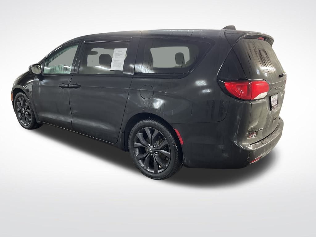 2020 Chrysler Pacifica Touring photo 3