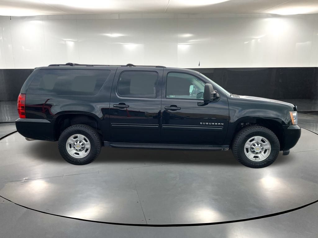 2011 Chevrolet Suburban 2500 LT photo 3