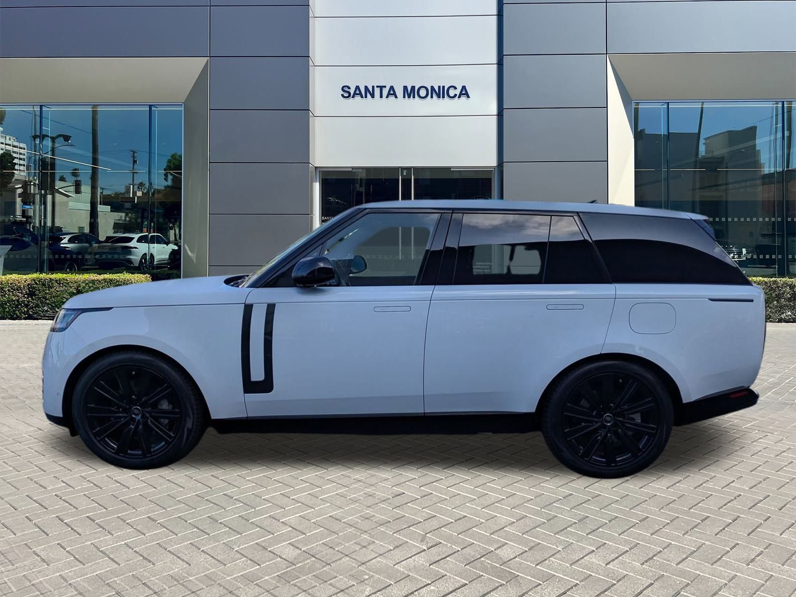 2025 Land Rover Range Rover SE photo 4