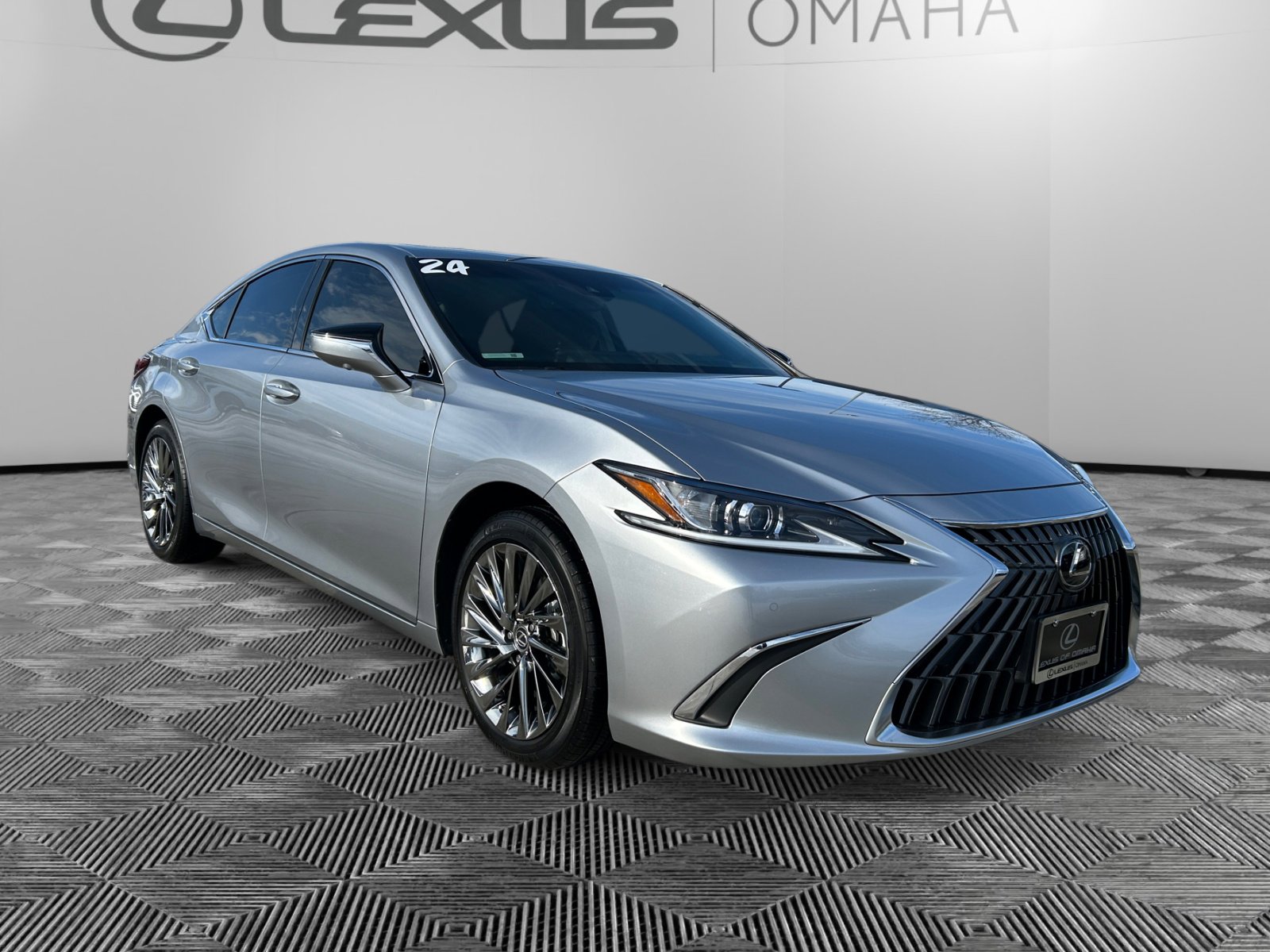 2024 Lexus ES Hybrid 300h Luxury's photo