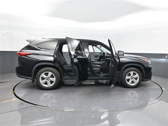 2020 Toyota Highlander LE photo 21