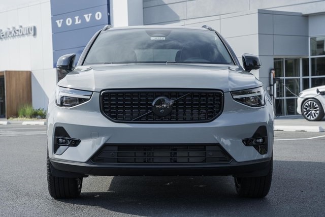 2026 Volvo XC40 photo 2