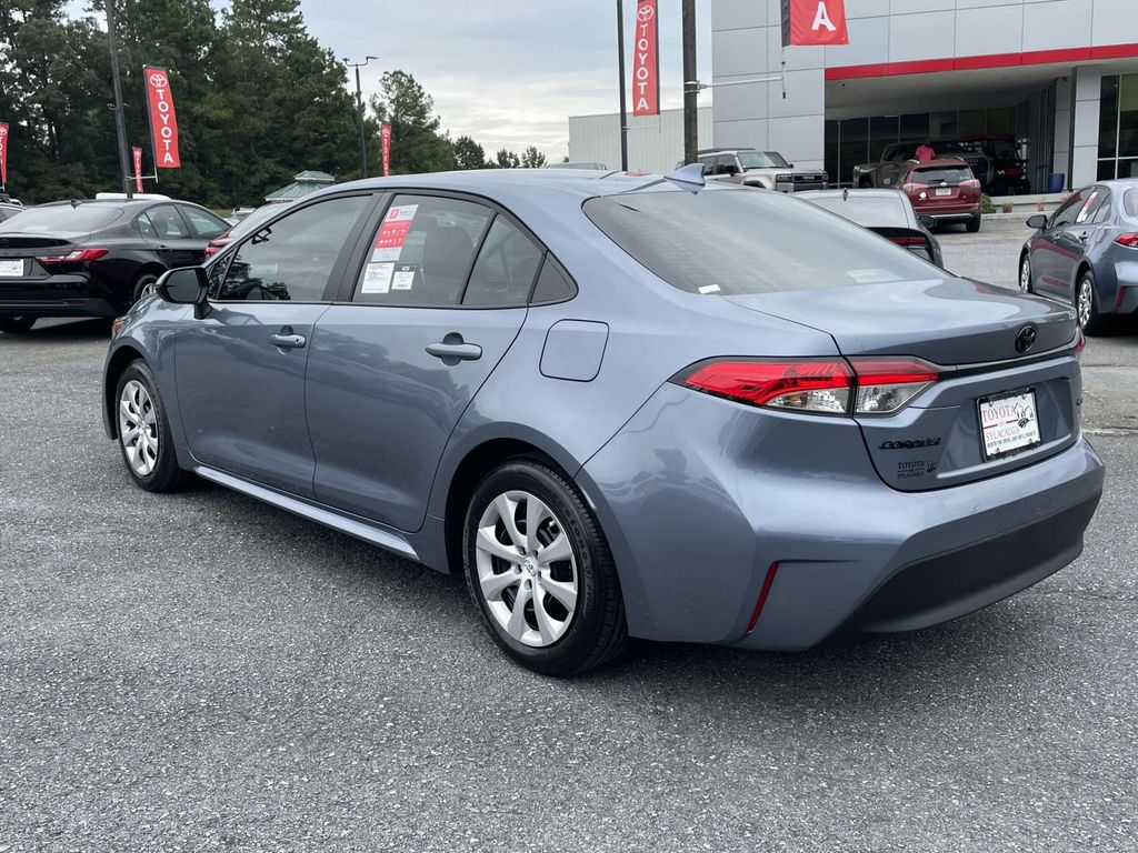 2025 Toyota Corolla LE photo 3
