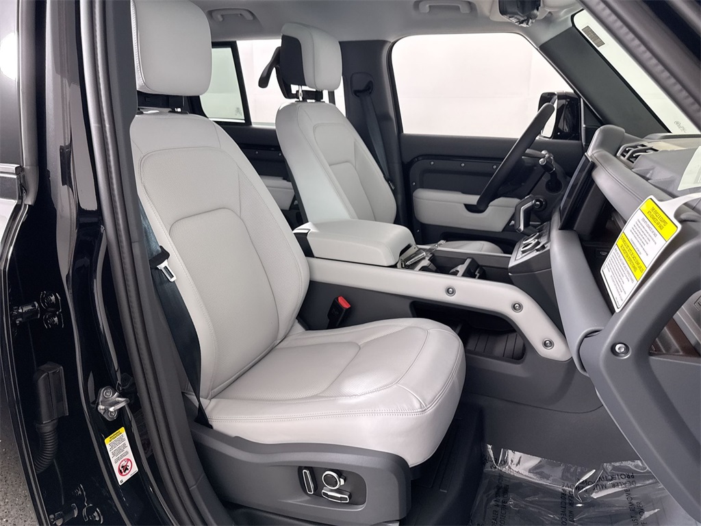 2025 Land Rover Defender 130 X-Dynamic SE photo 19