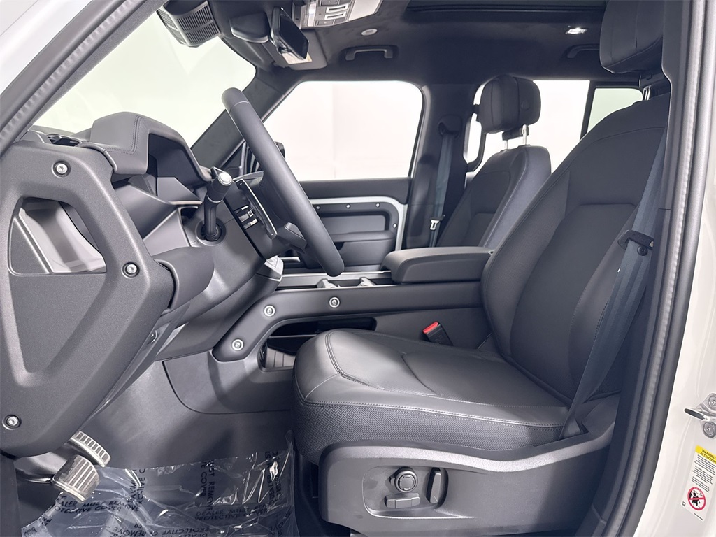 2025 Land Rover Defender 110 V8 photo 11