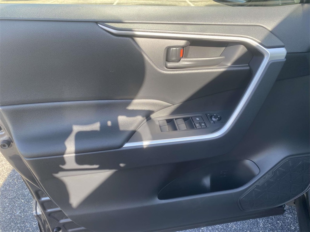 2025 Toyota RAV4 Hybrid LE photo 12