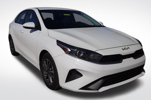 2024 Kia Forte LXS photo 2