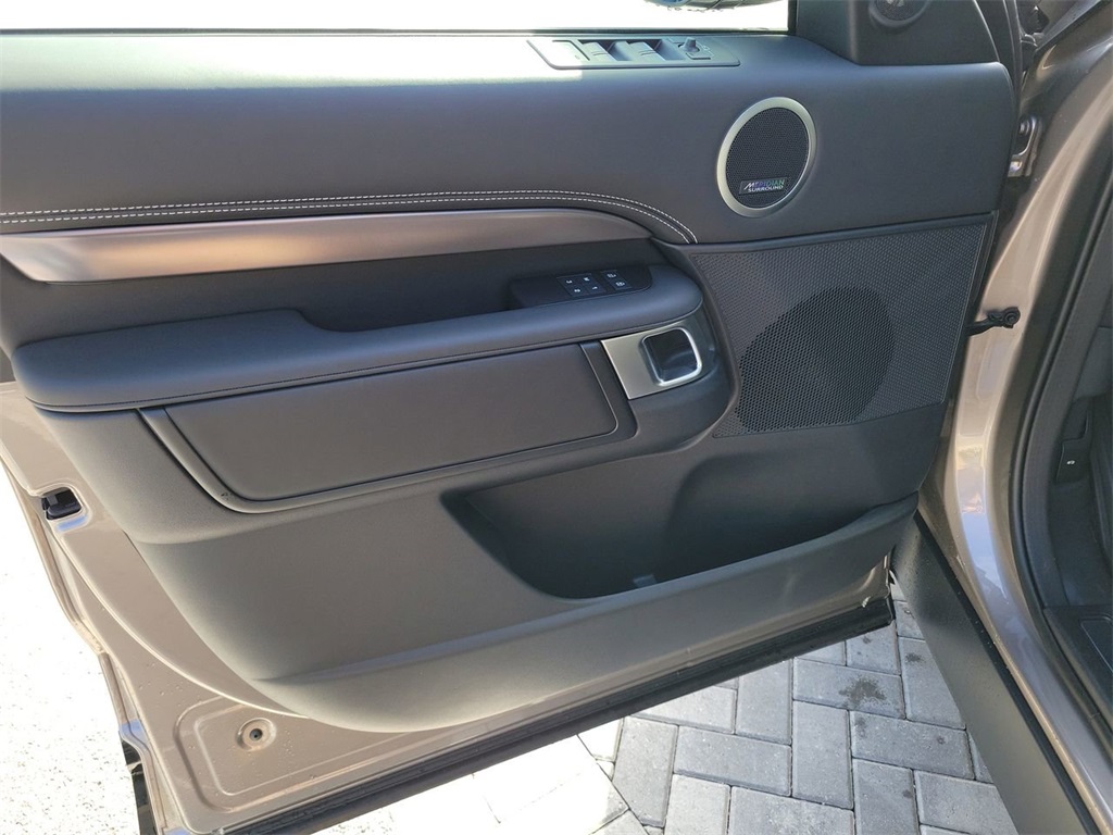 2025 Land Rover Discovery Metropolitan Edition photo 18