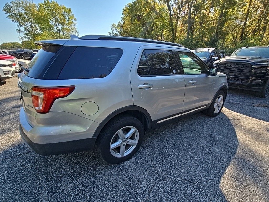 2017 Ford Explorer XLT photo 7