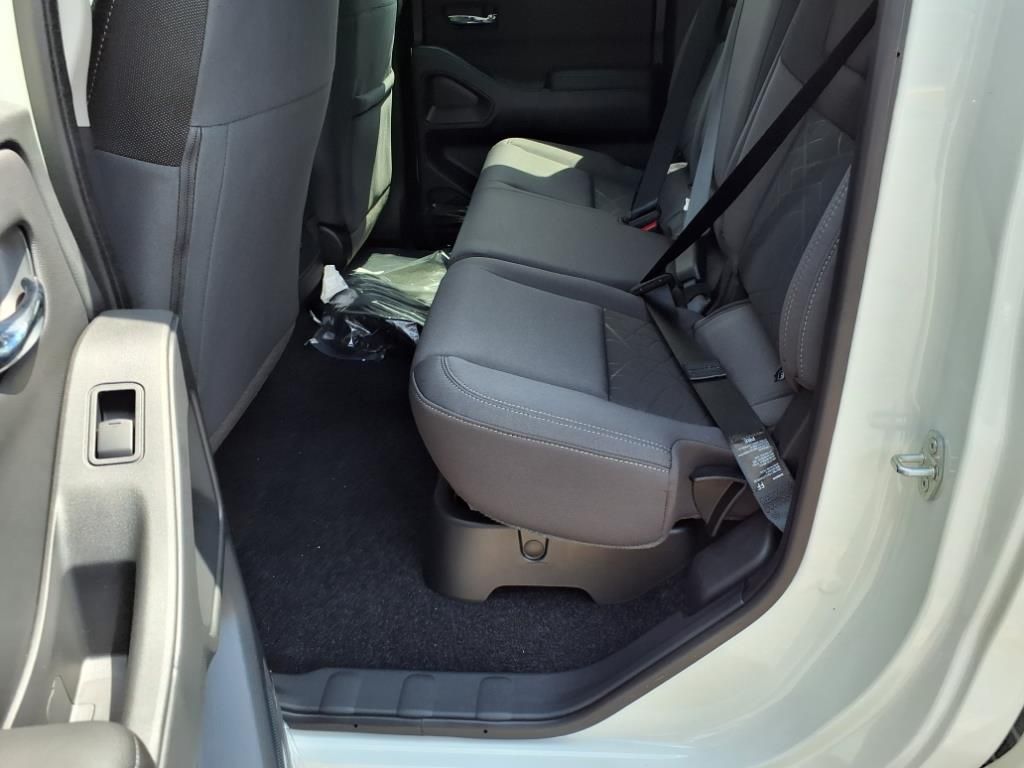 2025 Nissan Frontier Crew Cab SV photo 11