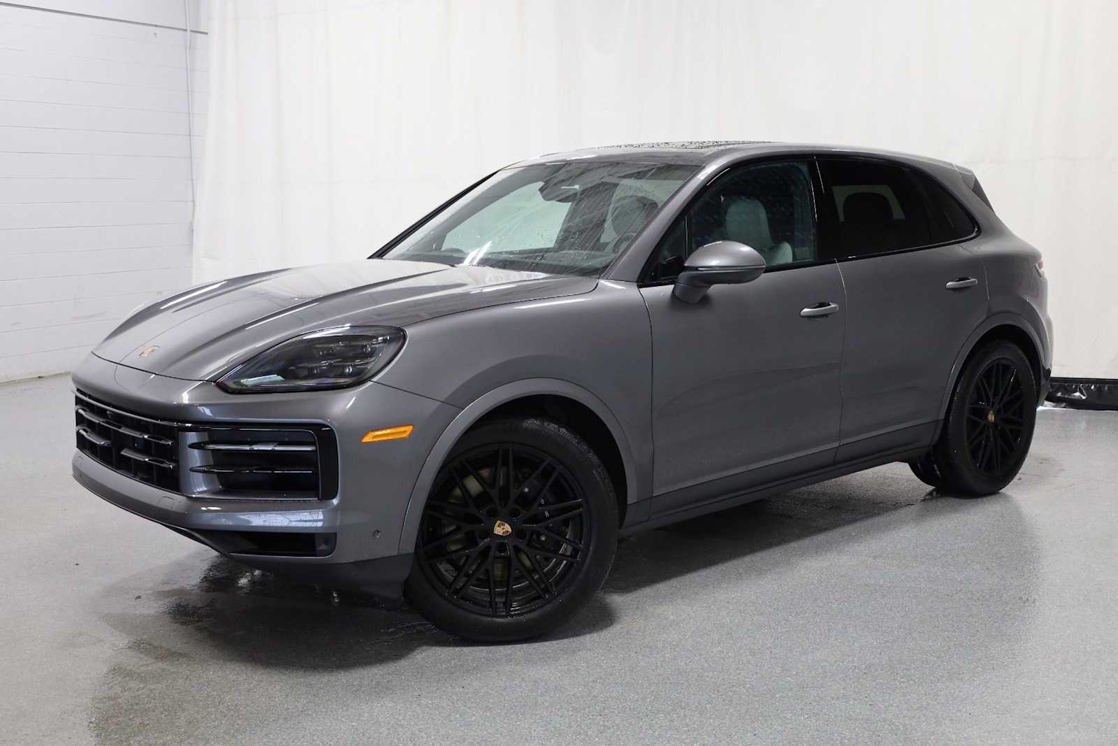 2025 Porsche Cayenne Base's photo