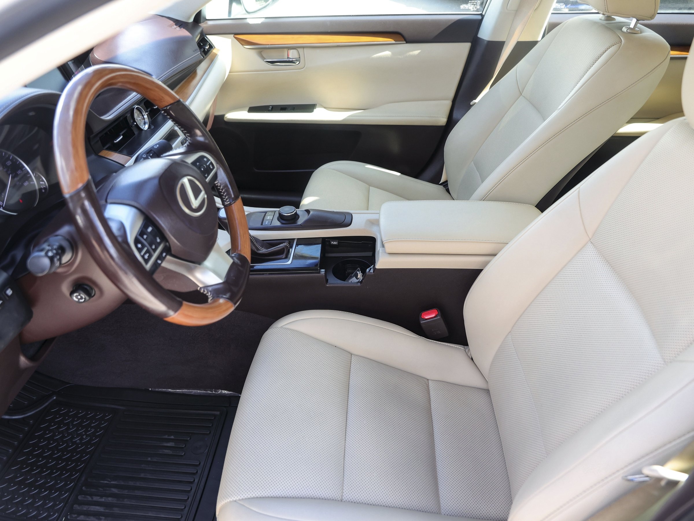 2016 Lexus ES 300h photo 8