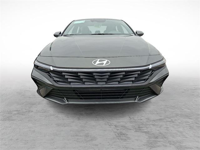 2025 Hyundai Elantra SE photo 2