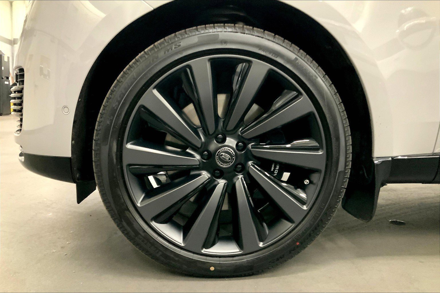 2025 Land Rover Range Rover SV photo 8