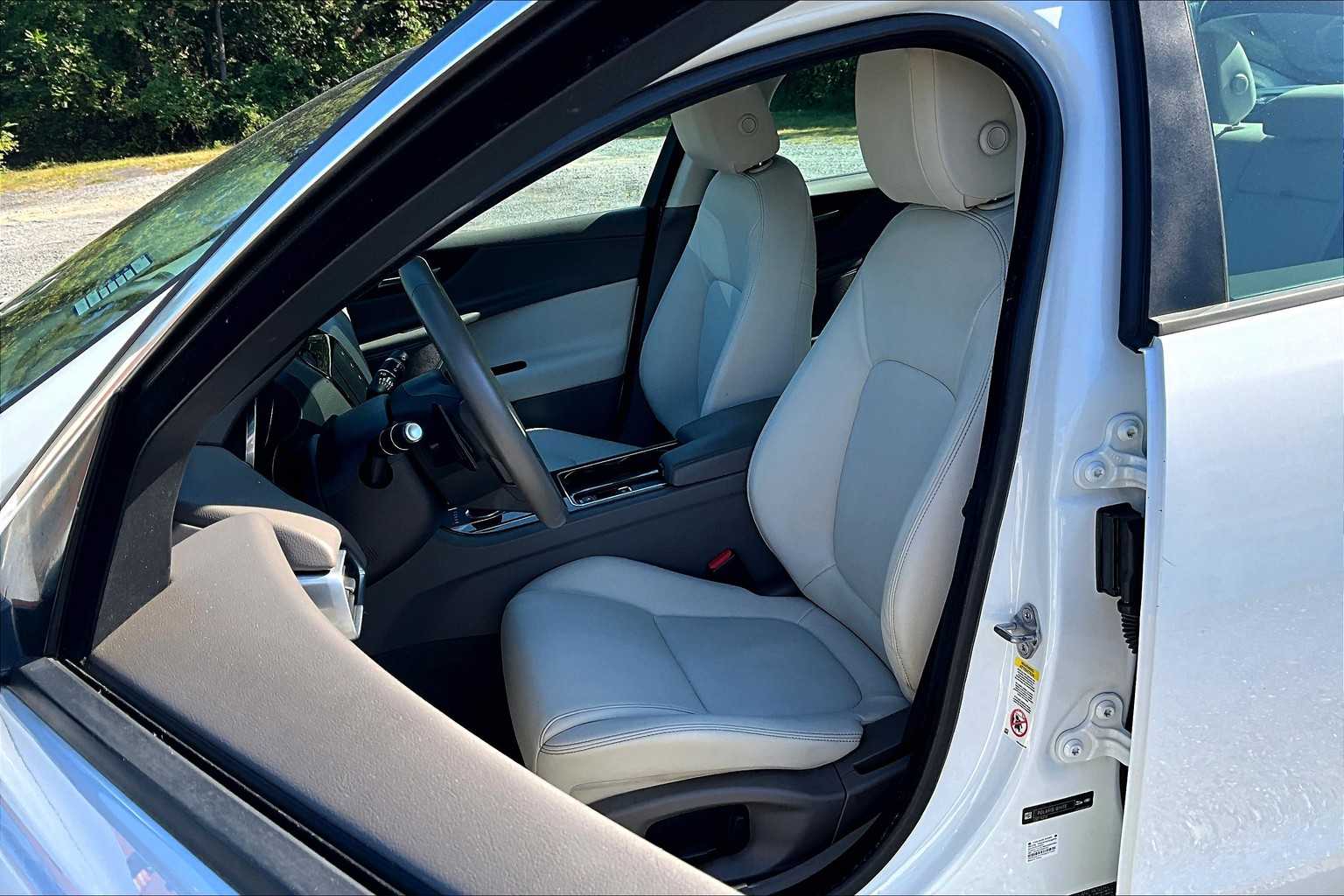 2017 Jaguar XE Premium photo 7